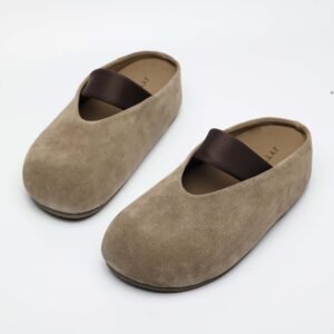 IMG11232 1 Made from first-layer calf suede only,Closed toe design for soft coverage,Soft footbed for everyday comfort,Easy slip-on mule structure,Japanese-inspired minimalist style