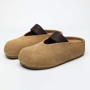 IMG11247 1 Made from first-layer calf suede only,Closed toe design for soft coverage,Soft footbed for everyday comfort,Easy slip-on mule structure,Japanese-inspired minimalist style