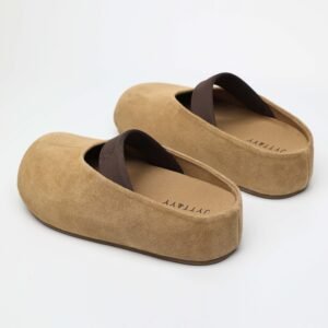 IMG11250 1 Made from first-layer calf suede only,Closed toe design for soft coverage,Soft footbed for everyday comfort,Easy slip-on mule structure,Japanese-inspired minimalist style