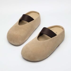 IMG11291 2 Made from first-layer calf suede only,Closed toe design for soft coverage,Soft footbed for everyday comfort,Easy slip-on mule structure,Japanese-inspired minimalist style