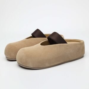 IMG11293 2 Made from first-layer calf suede only,Closed toe design for soft coverage,Soft footbed for everyday comfort,Easy slip-on mule structure,Japanese-inspired minimalist style