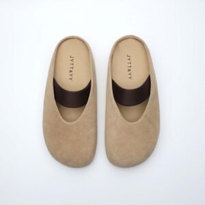 IMG11752 2 Made from first-layer calf suede only,Closed toe design for soft coverage,Soft footbed for everyday comfort,Easy slip-on mule structure,Japanese-inspired minimalist style